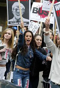 Si, lo admito, puse esta foto porque las activistas están buenas, jeej