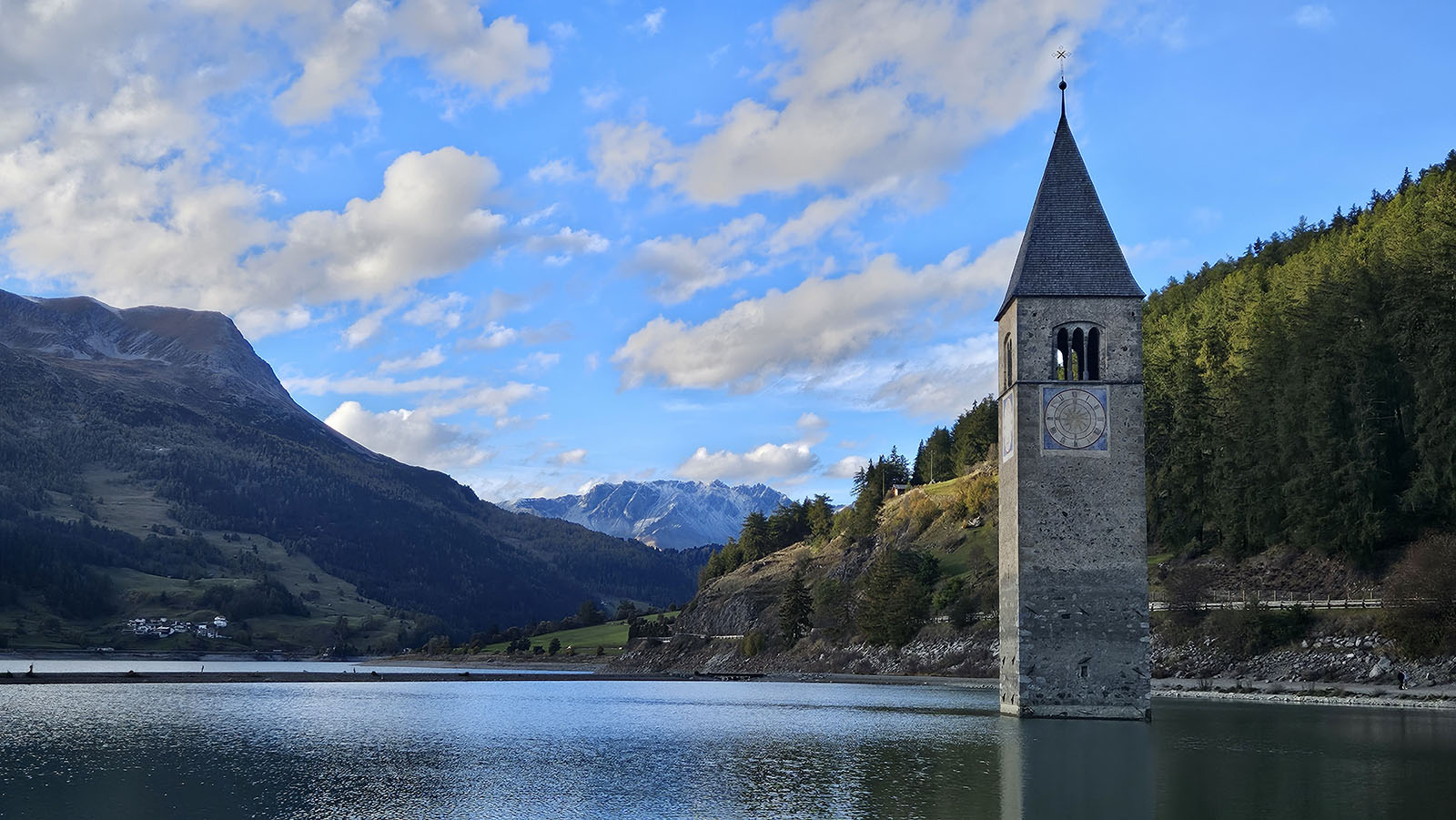 Curon, la iglesia en el lago